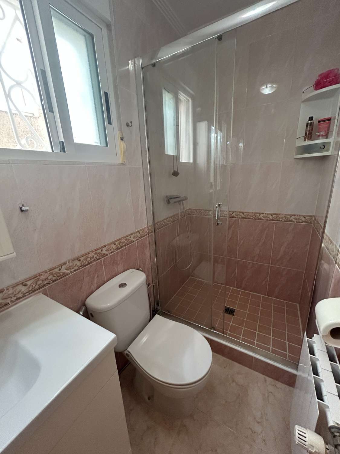 Casa independiente de 2 dormitorios, 2 baños, 1 piscina comunitaria