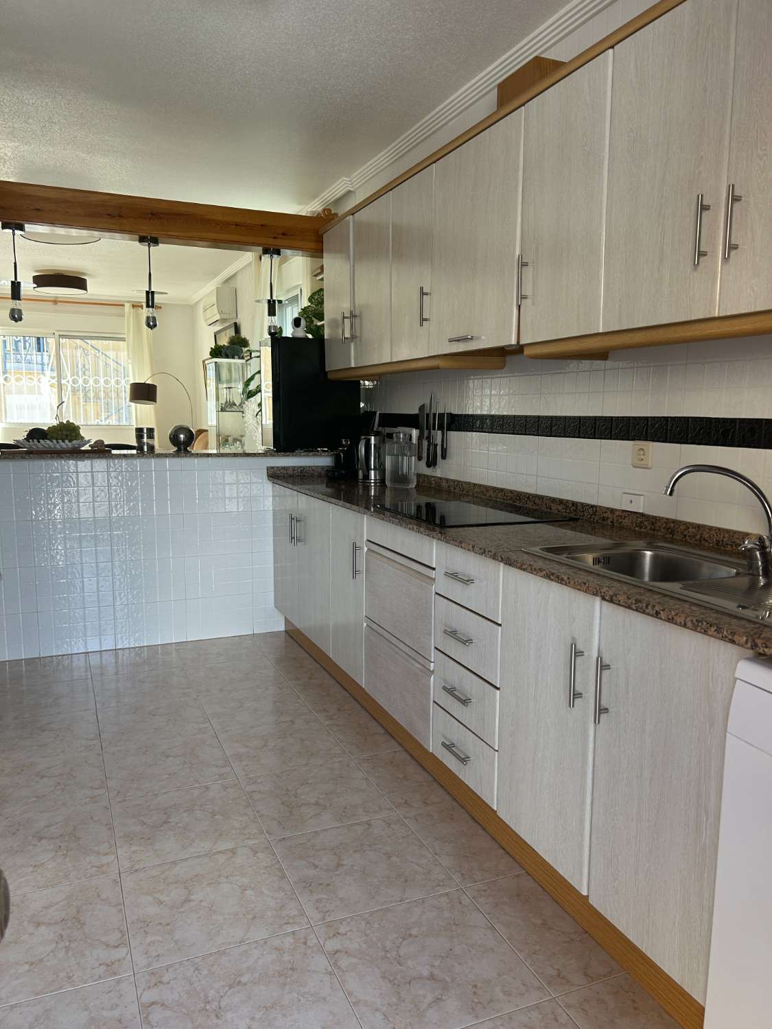 Casa independiente de 2 dormitorios, 2 baños, 1 piscina comunitaria