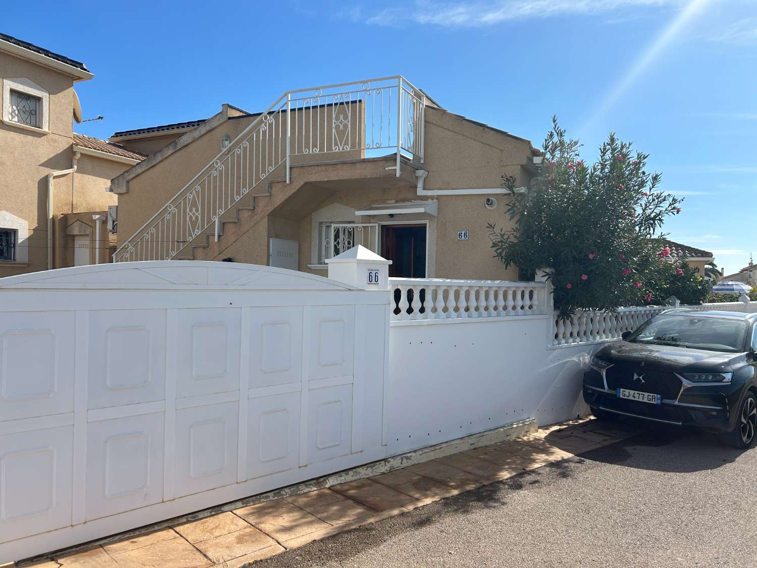 Casa independiente de 2 dormitorios, 2 baños, 1 piscina comunitaria