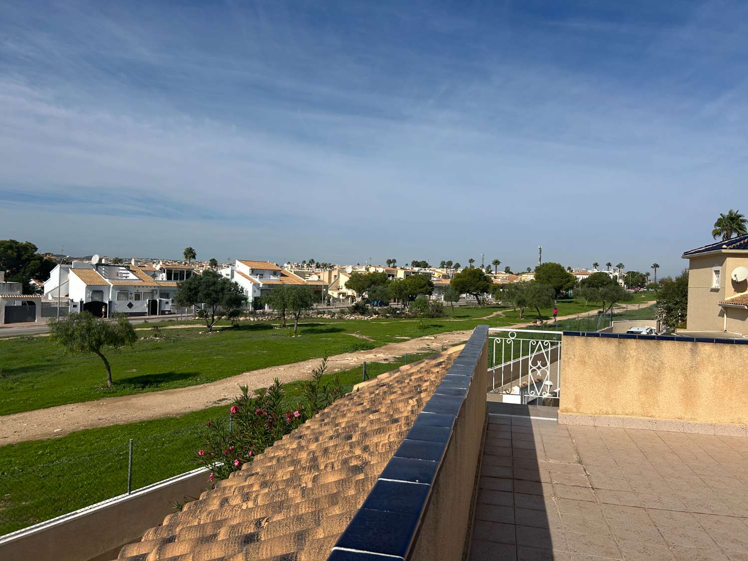 Casa independiente de 2 dormitorios, 2 baños, 1 piscina comunitaria