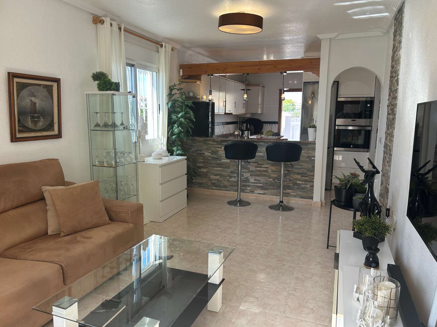 Casa independiente de 2 dormitorios, 2 baños, 1 piscina comunitaria