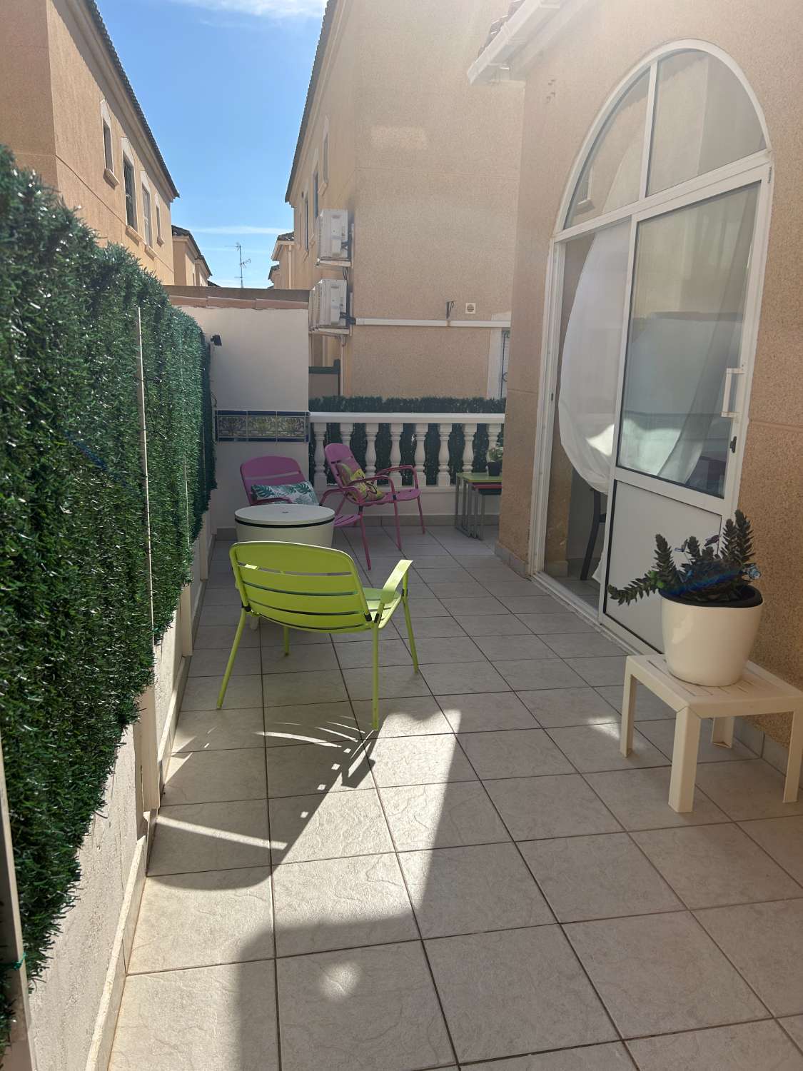 Casa independiente de 2 dormitorios, 2 baños, 1 piscina comunitaria