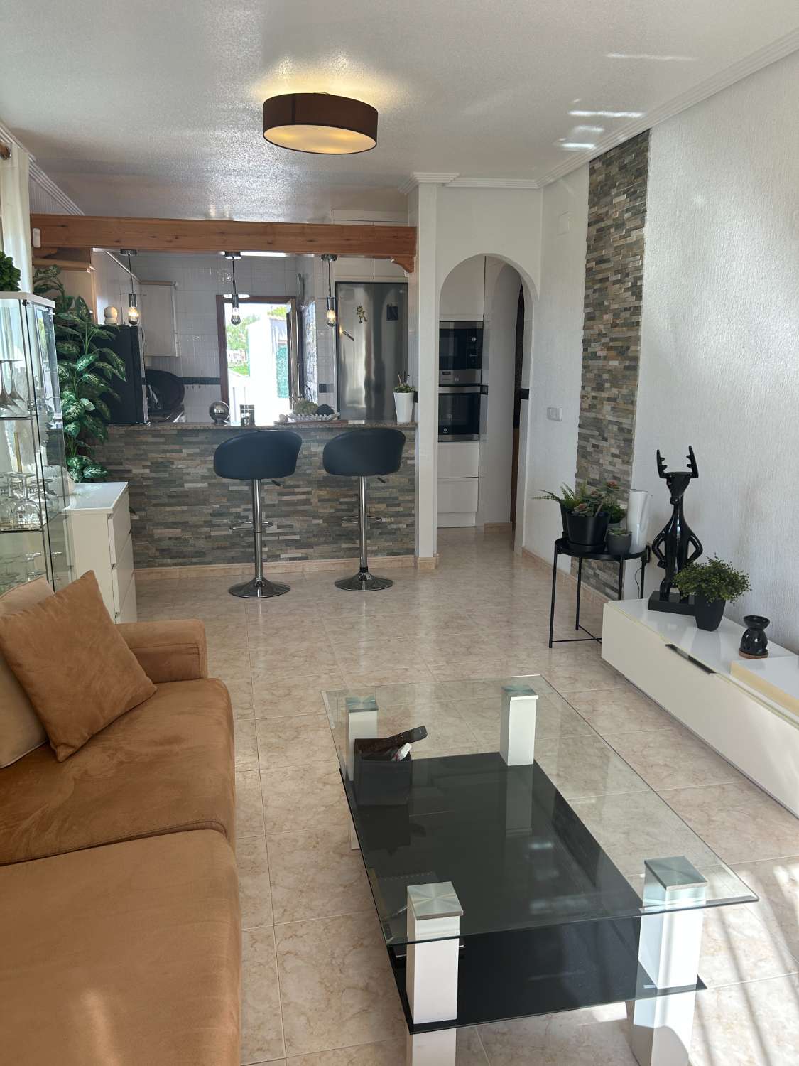 Casa independiente de 2 dormitorios, 2 baños, 1 piscina comunitaria