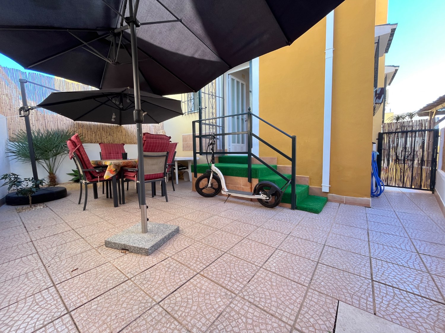 Casa de 3 dormitorios y 2 baños en comunidad cerrada con piscina comunitaria