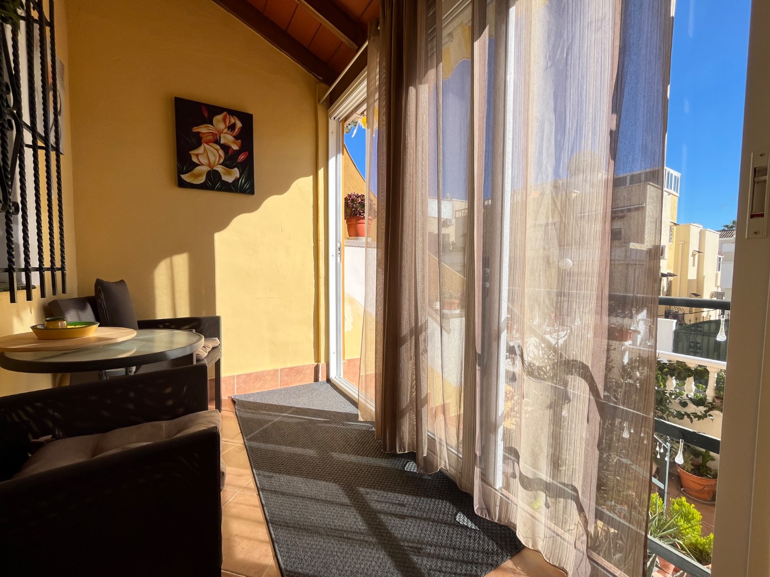 Casa de 3 dormitorios y 2 baños en comunidad cerrada con piscina comunitaria