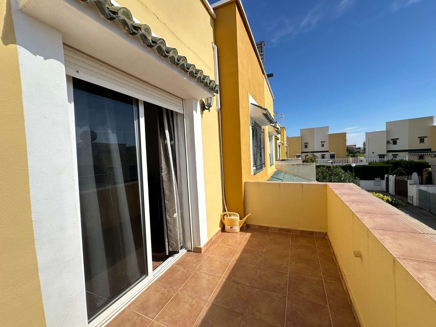 Casa de 3 dormitorios y 2 baños en comunidad cerrada con piscina comunitaria