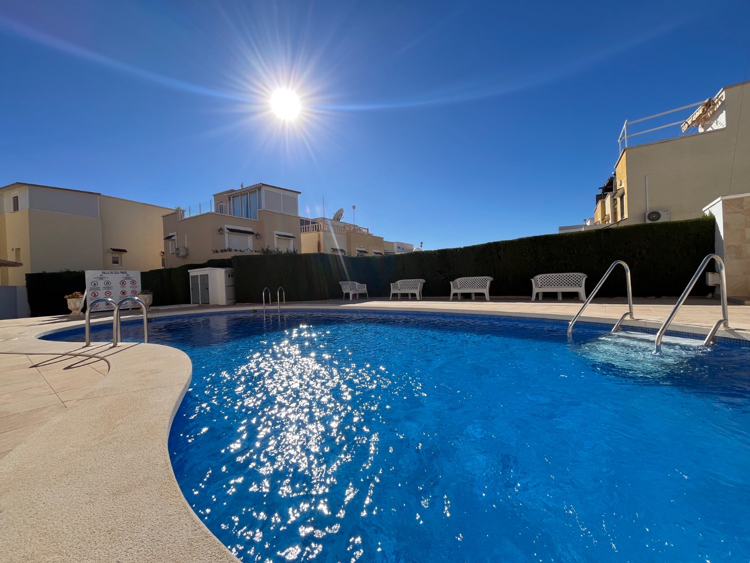 Casa de 3 dormitorios y 2 baños en comunidad cerrada con piscina comunitaria