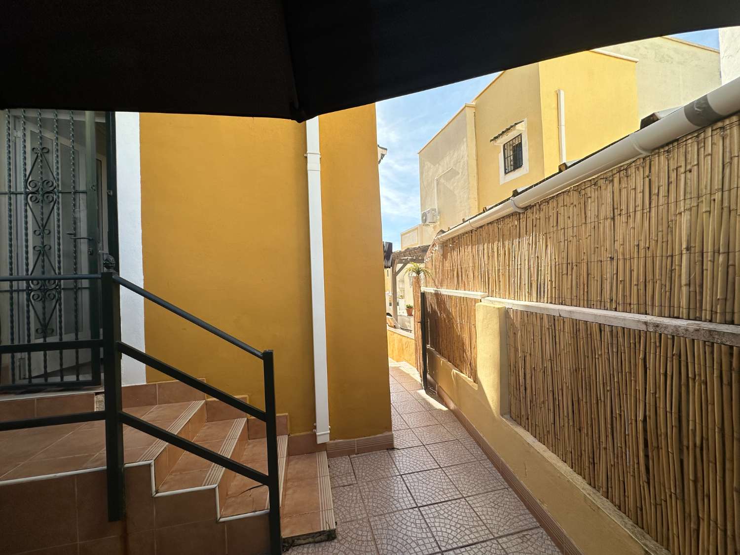 Casa de 3 dormitorios y 2 baños en comunidad cerrada con piscina comunitaria