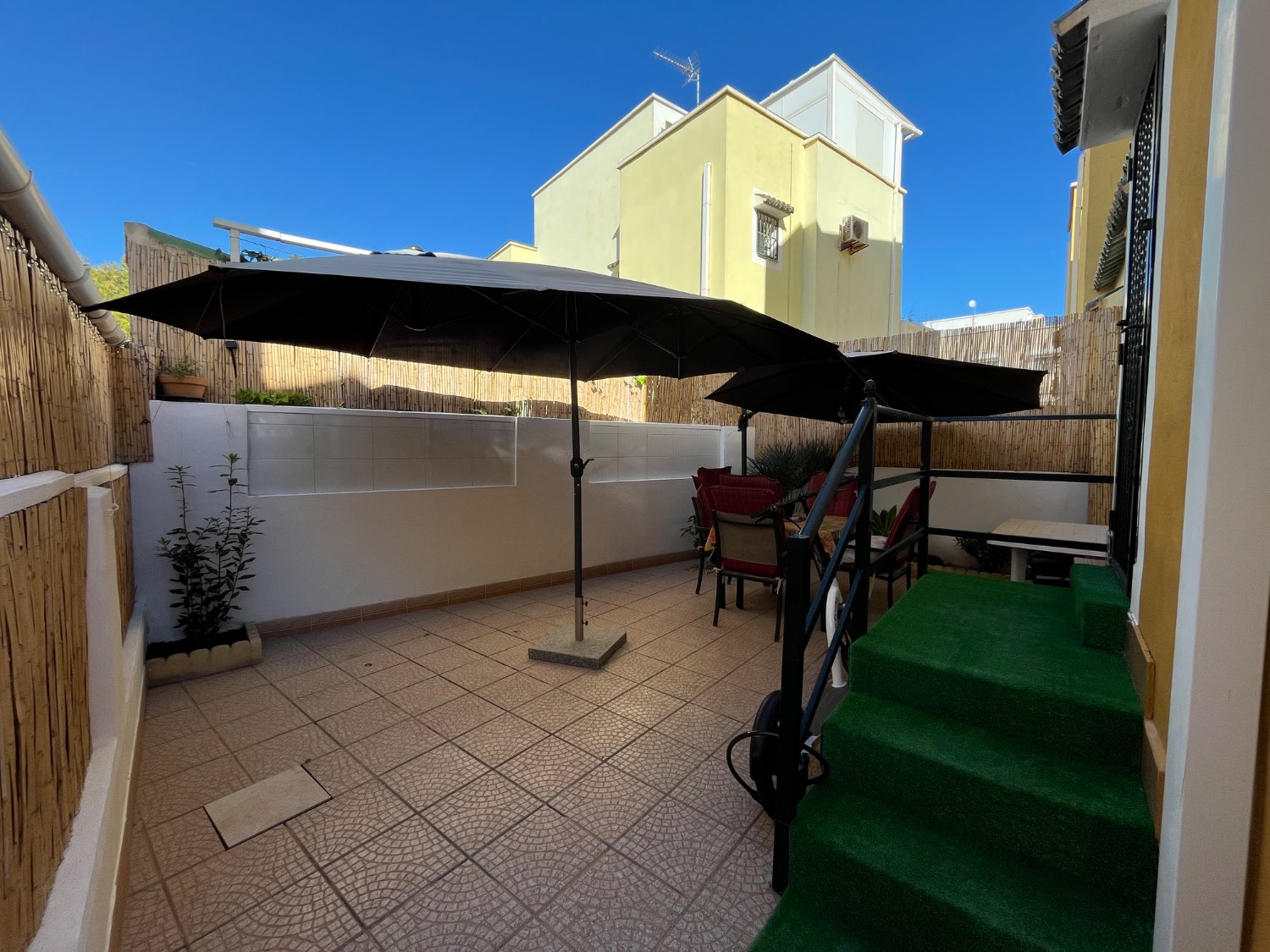 Casa de 3 dormitorios y 2 baños en comunidad cerrada con piscina comunitaria