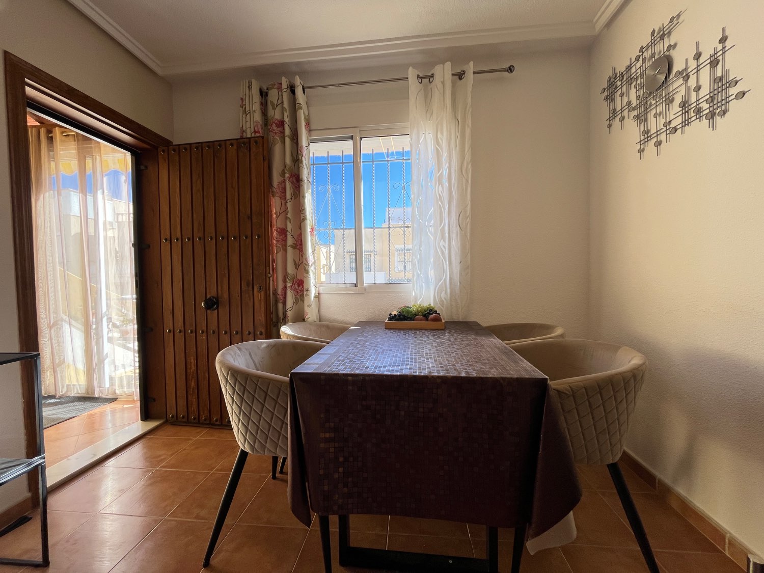 Casa de 3 dormitorios y 2 baños en comunidad cerrada con piscina comunitaria