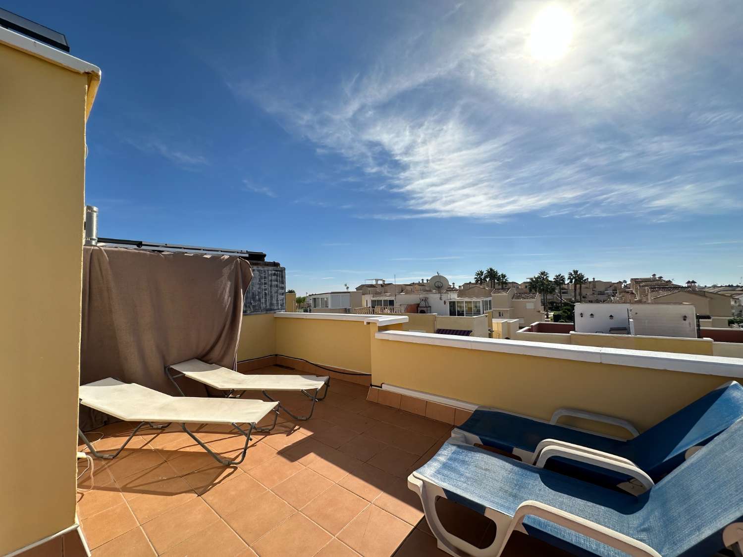 Casa de 3 dormitorios y 2 baños en comunidad cerrada con piscina comunitaria