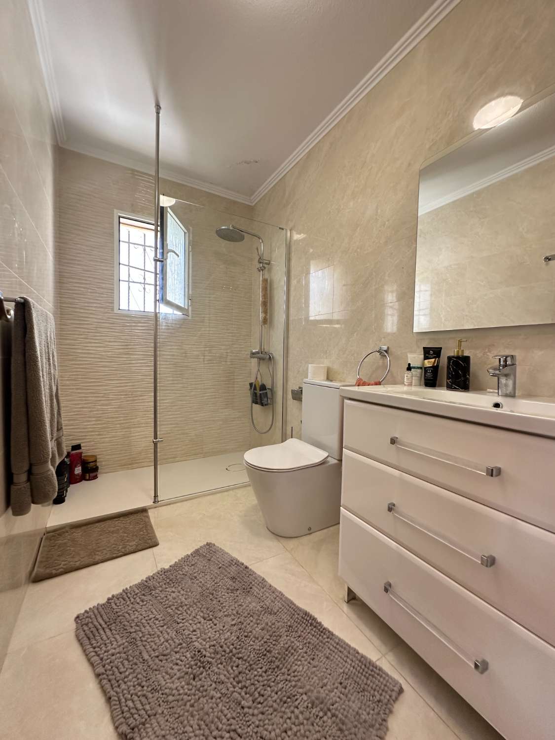 Casa de 3 dormitorios y 2 baños en comunidad cerrada con piscina comunitaria