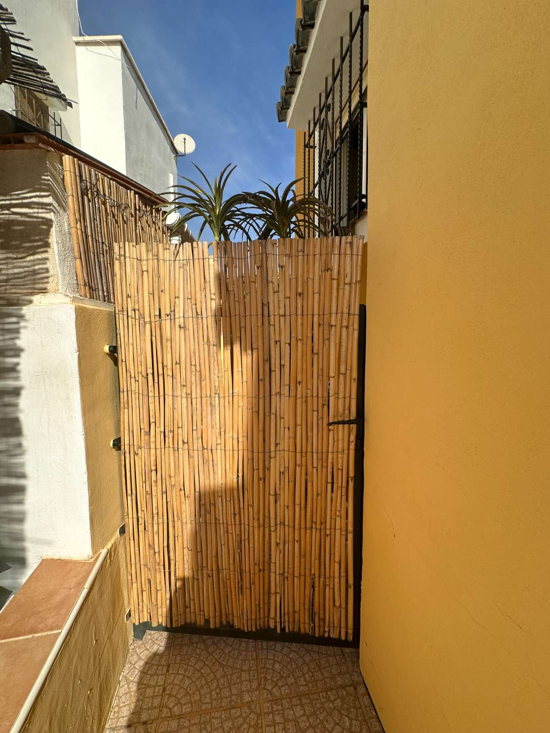 Casa de 3 dormitorios y 2 baños en comunidad cerrada con piscina comunitaria