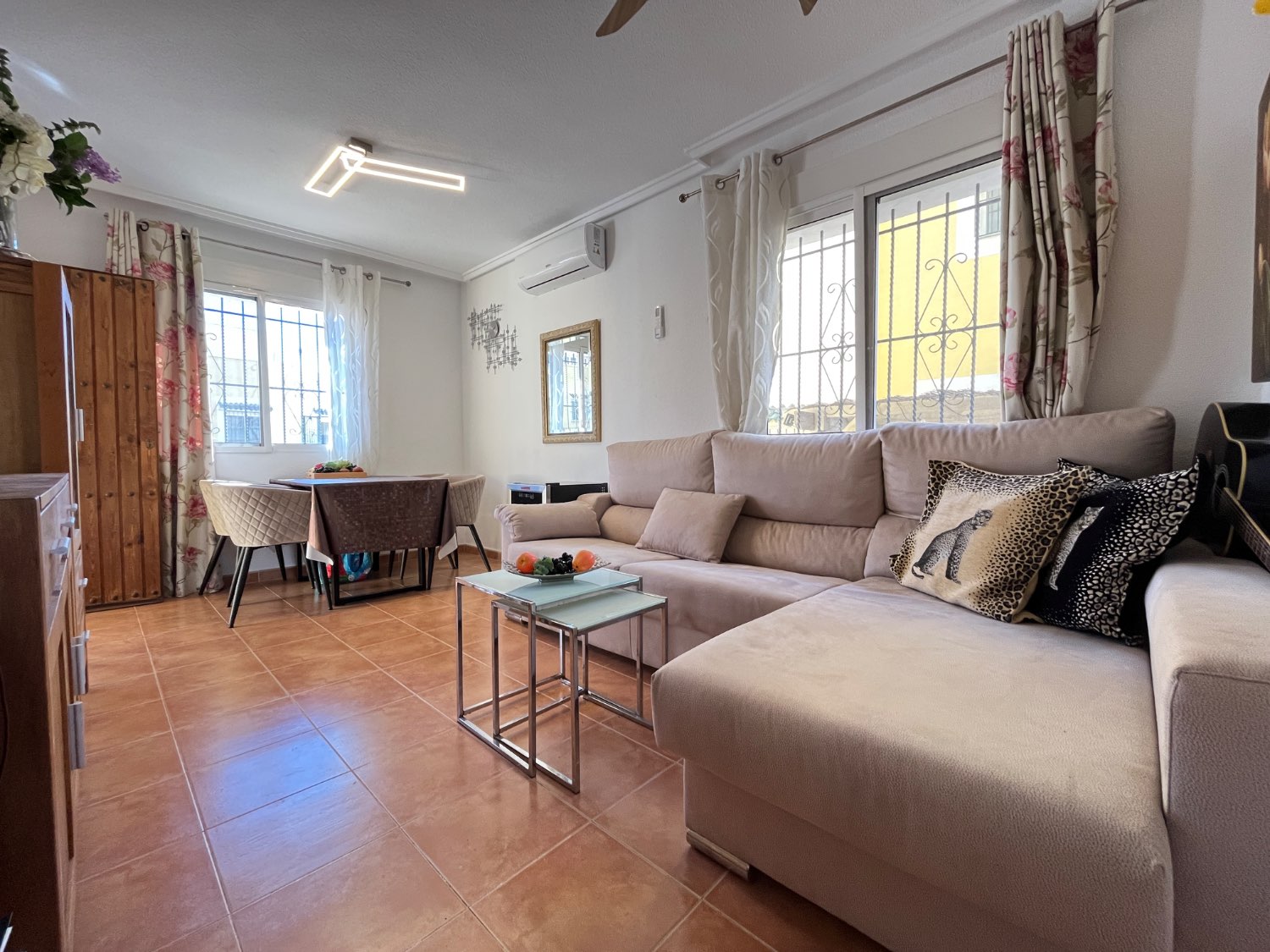 Casa de 3 dormitorios y 2 baños en comunidad cerrada con piscina comunitaria