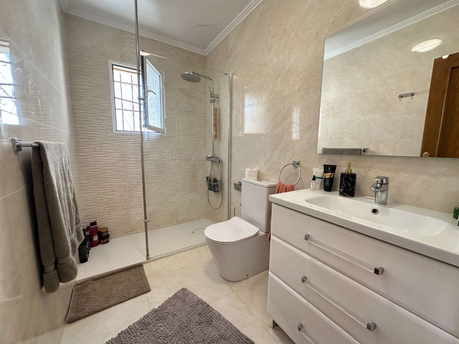 Casa de 3 dormitorios y 2 baños en comunidad cerrada con piscina comunitaria