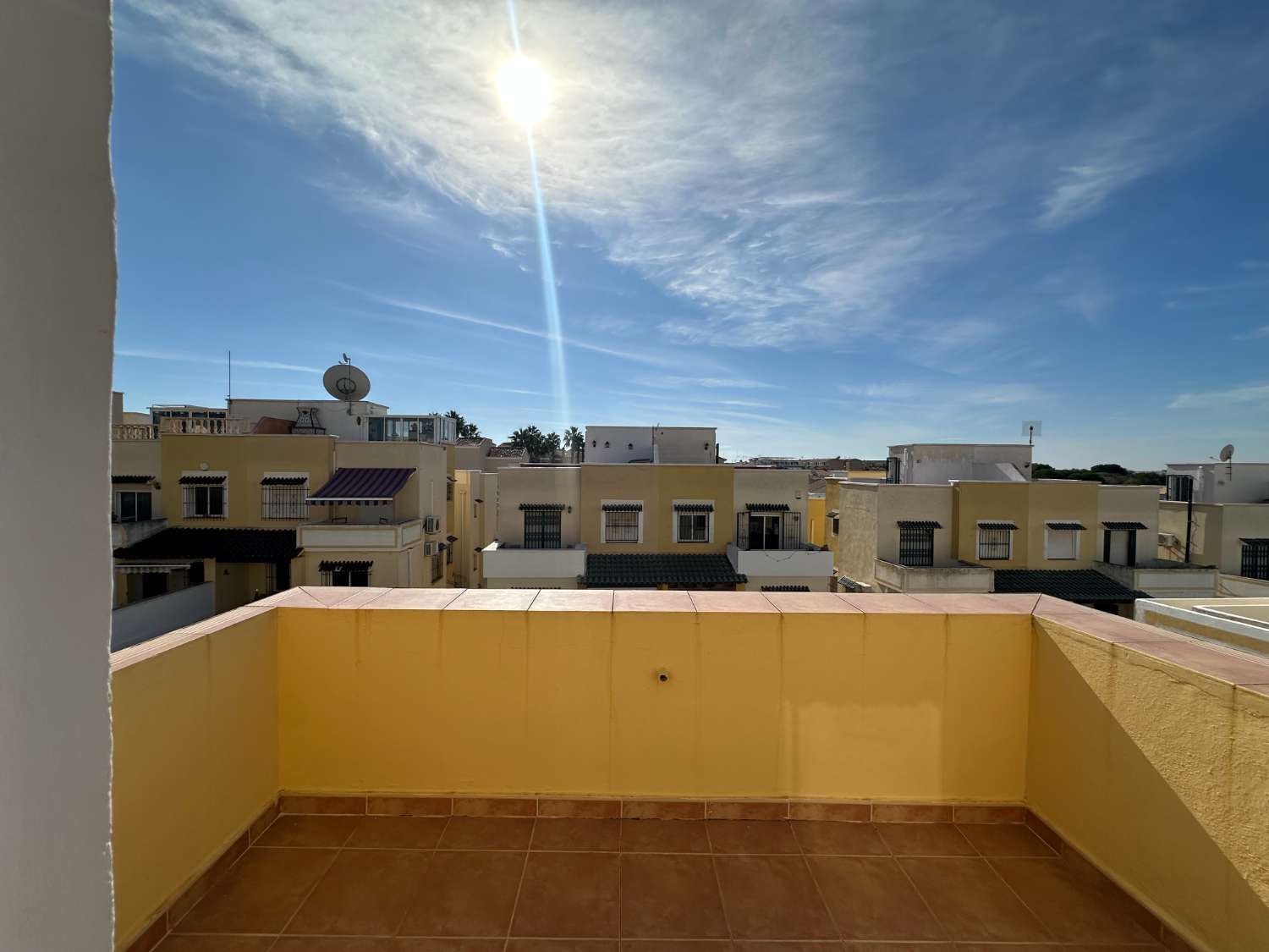 Casa de 3 dormitorios y 2 baños en comunidad cerrada con piscina comunitaria