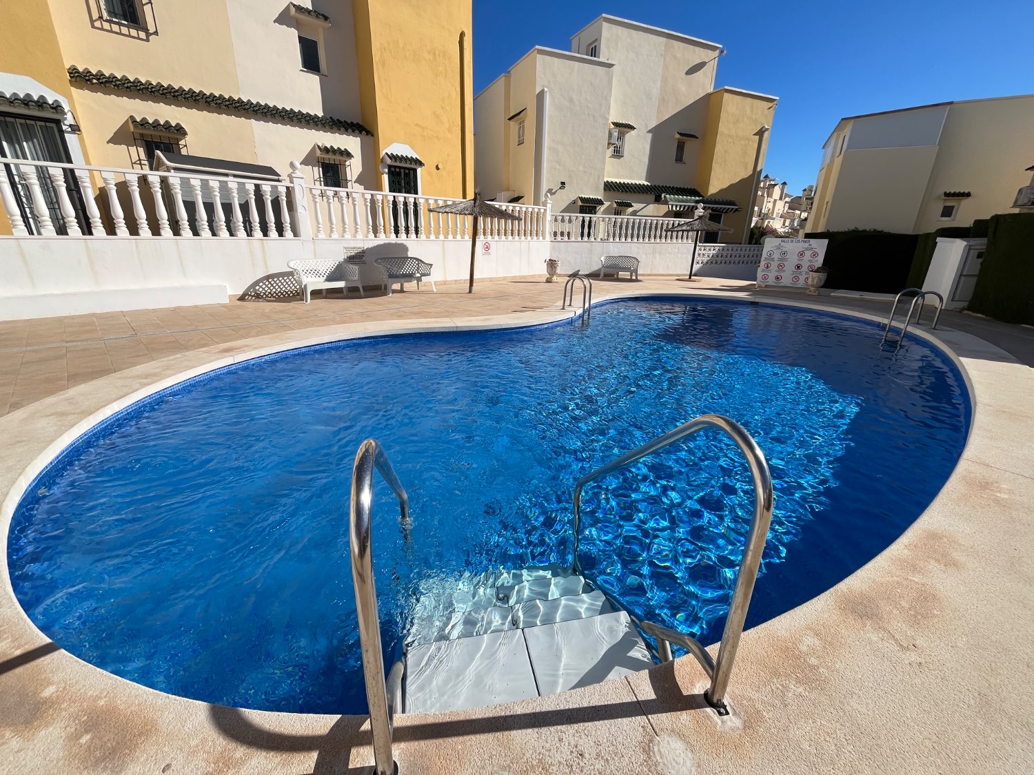 Casa de 3 dormitorios y 2 baños en comunidad cerrada con piscina comunitaria