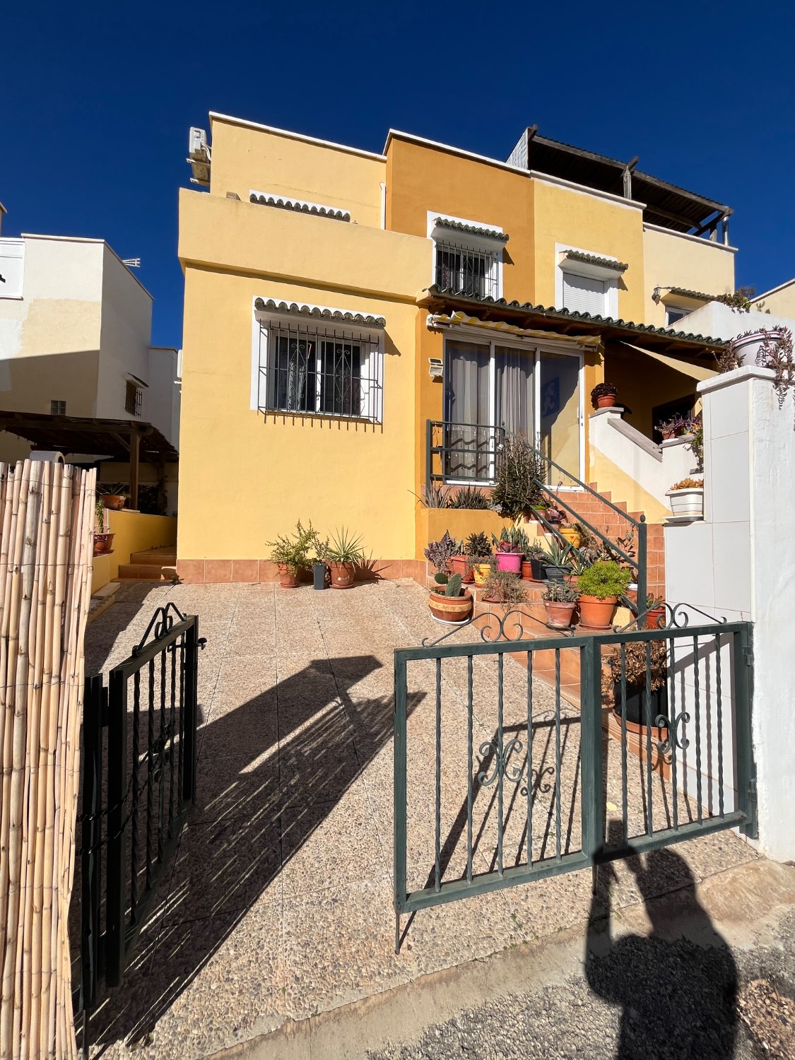 Casa de 3 dormitorios y 2 baños en comunidad cerrada con piscina comunitaria