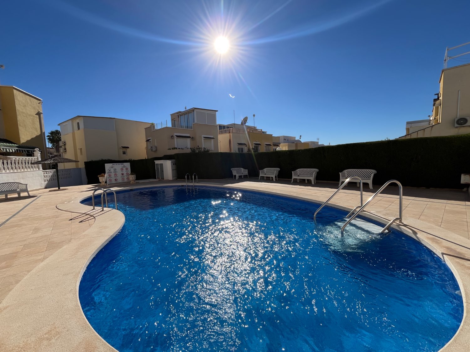 Casa de 3 dormitorios y 2 baños en comunidad cerrada con piscina comunitaria