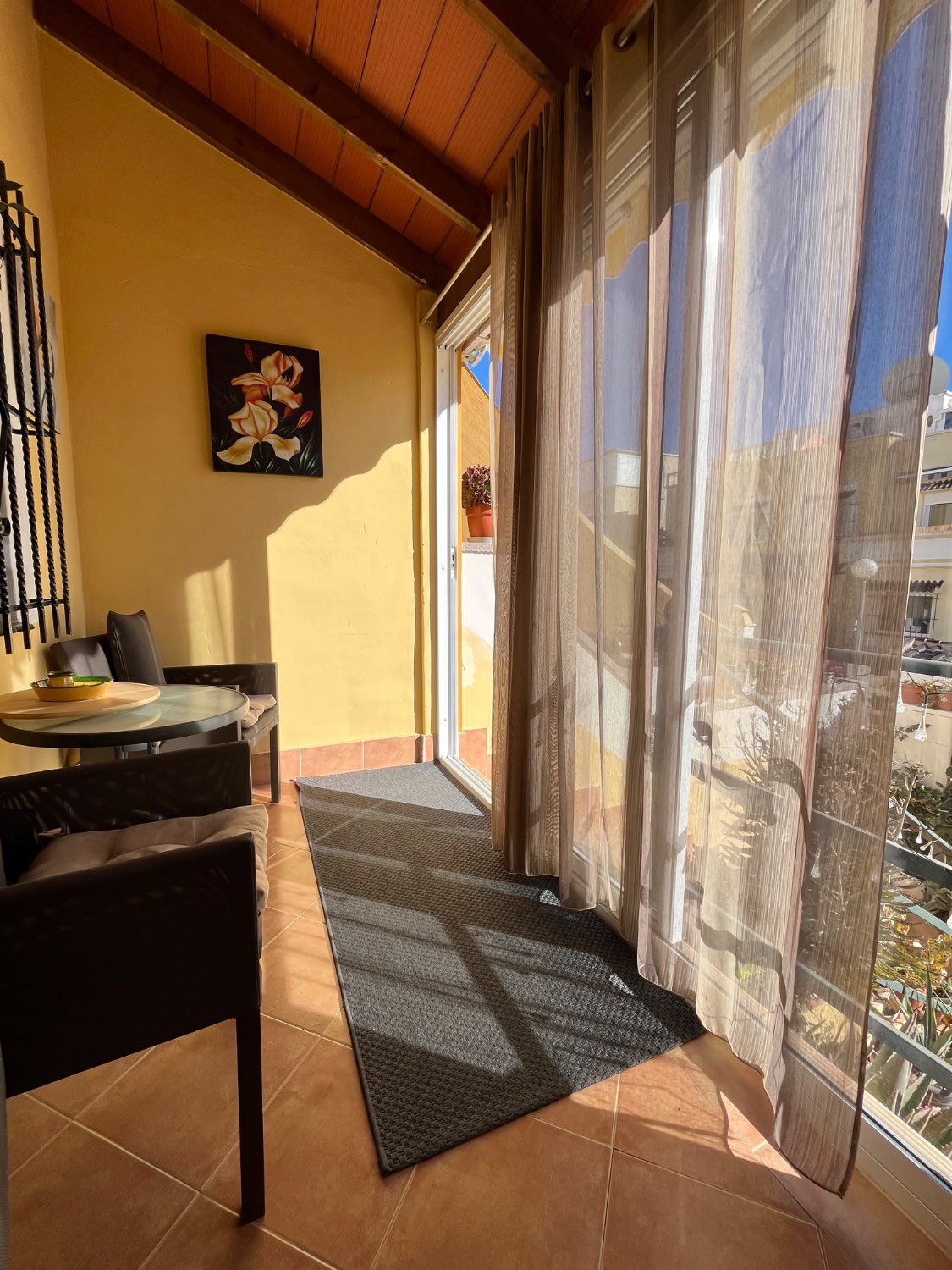 Casa de 3 dormitorios y 2 baños en comunidad cerrada con piscina comunitaria