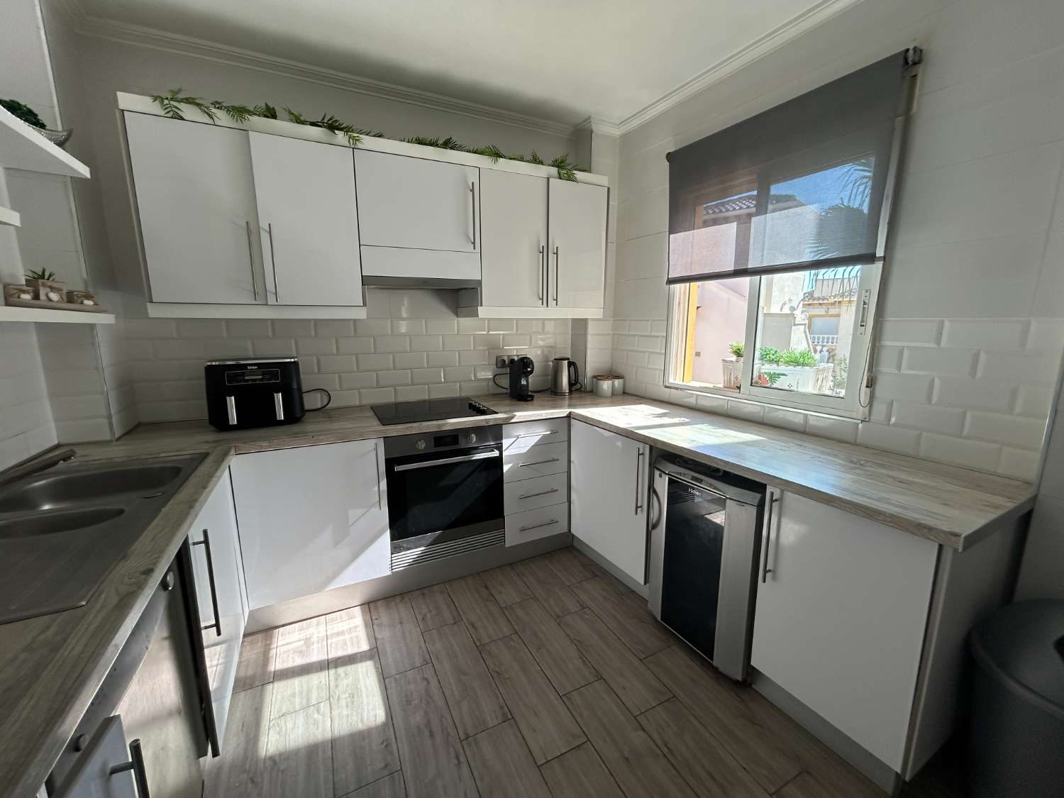 Villa de 4 dormitorios con apartamento independiente y piscina privada, cerca de Zenia Boulevard