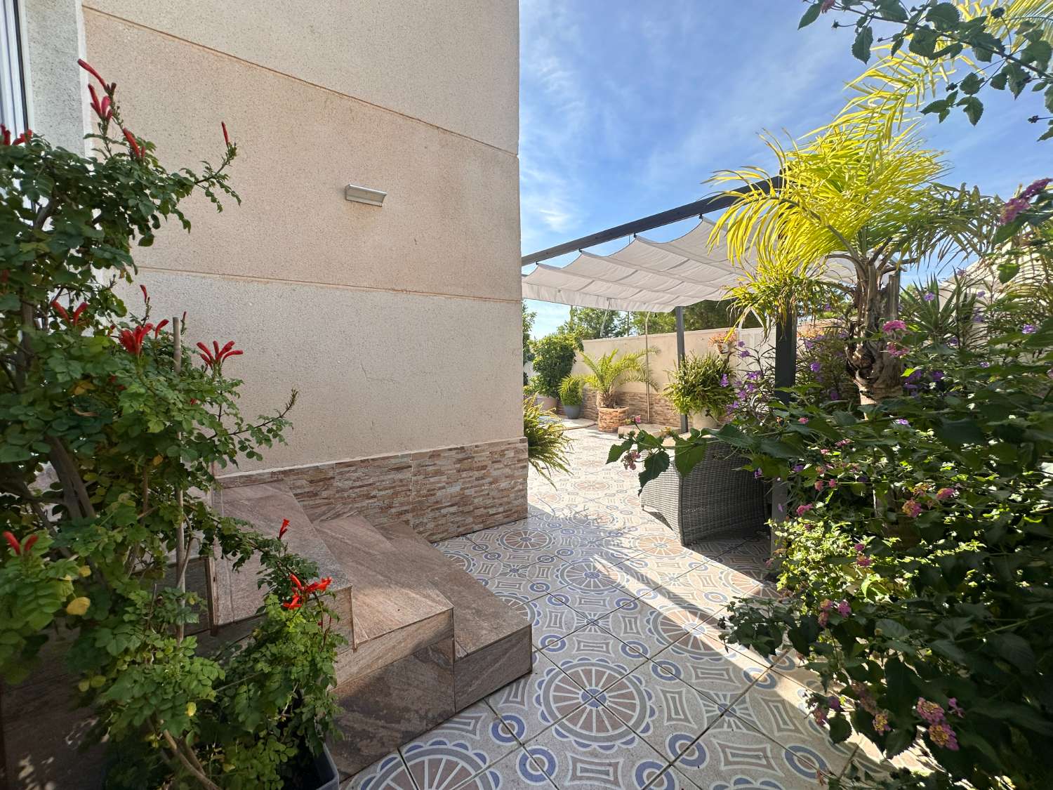 Villa de 4 dormitorios con apartamento independiente y piscina privada, cerca de Zenia Boulevard