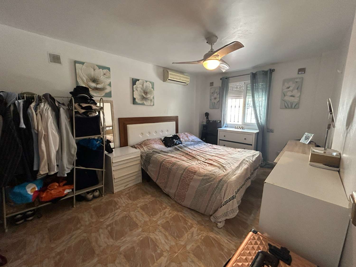 Villa de 4 dormitorios con apartamento independiente y piscina privada, cerca de Zenia Boulevard