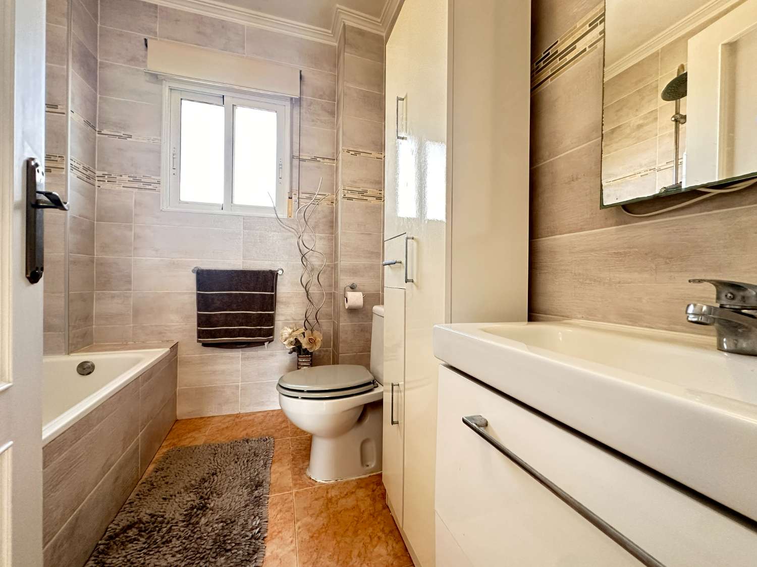 Villa de 4 dormitorios con apartamento independiente y piscina privada, cerca de Zenia Boulevard