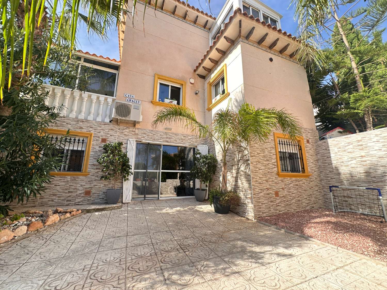 Villa de 4 dormitorios con apartamento independiente y piscina privada, cerca de Zenia Boulevard