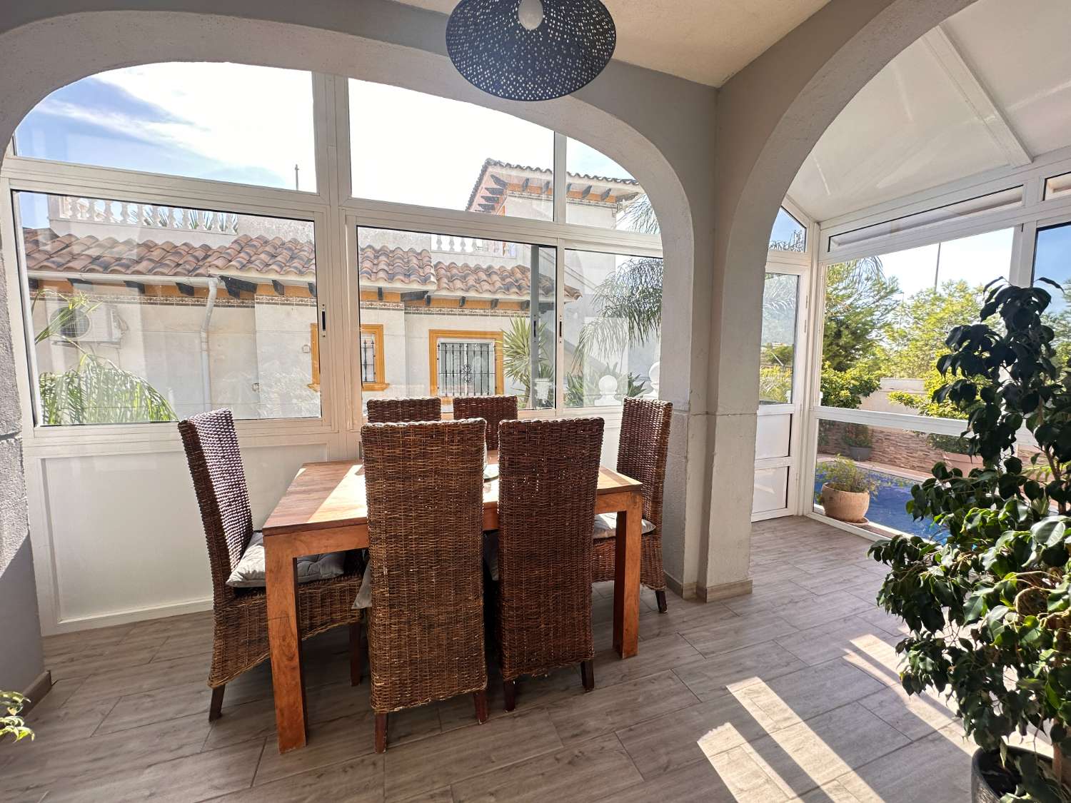 Villa de 4 dormitorios con apartamento independiente y piscina privada, cerca de Zenia Boulevard