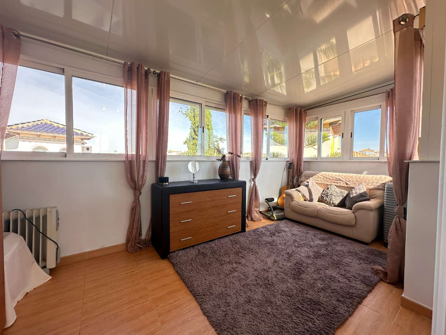 Villa de 4 dormitorios con apartamento independiente y piscina privada, cerca de Zenia Boulevard