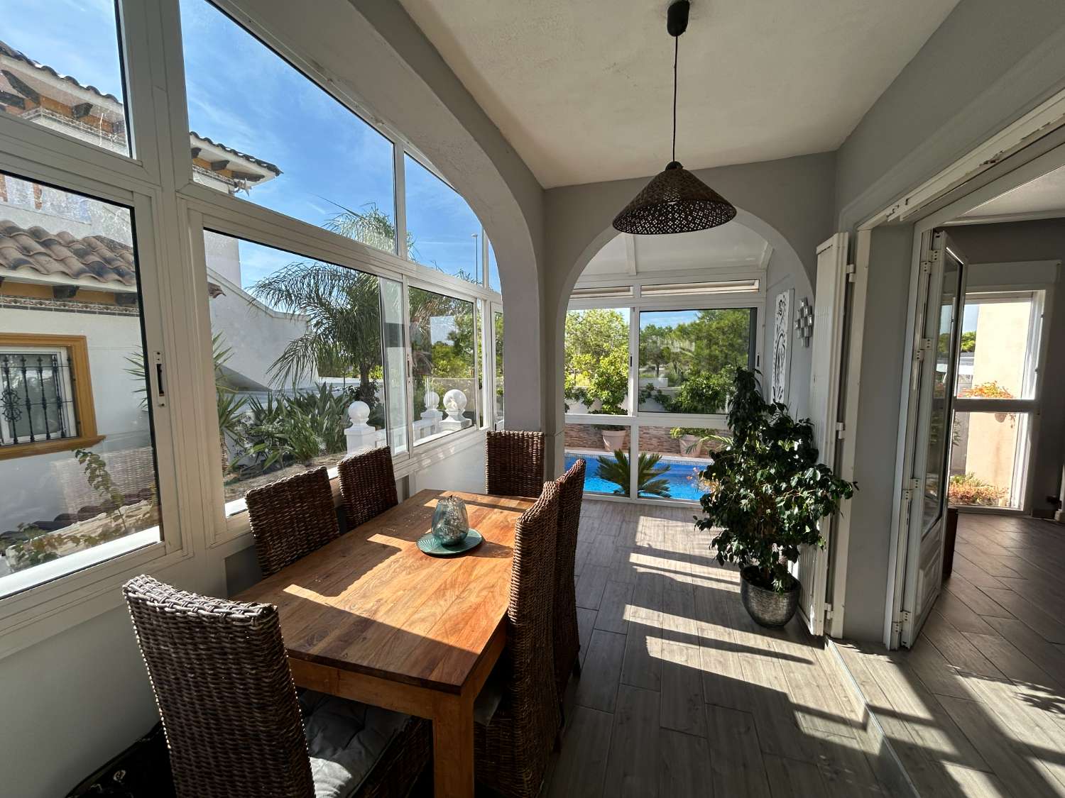 Villa de 4 dormitorios con apartamento independiente y piscina privada, cerca de Zenia Boulevard