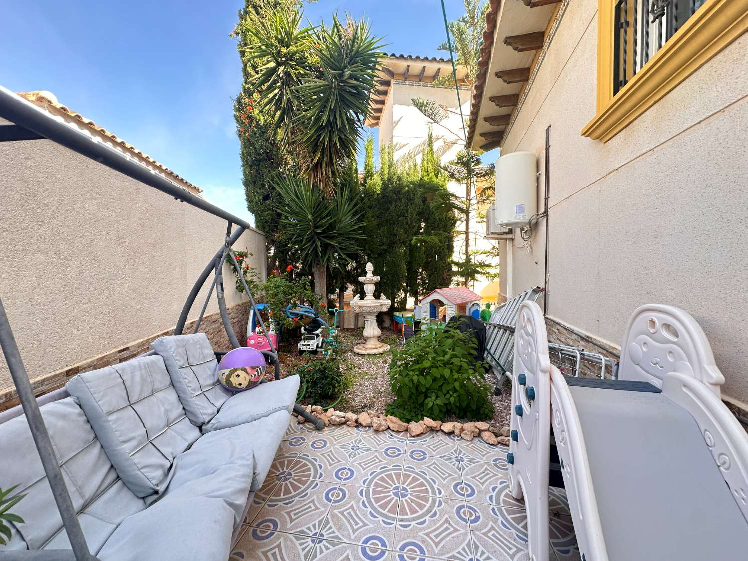 Villa de 4 dormitorios con apartamento independiente y piscina privada, cerca de Zenia Boulevard