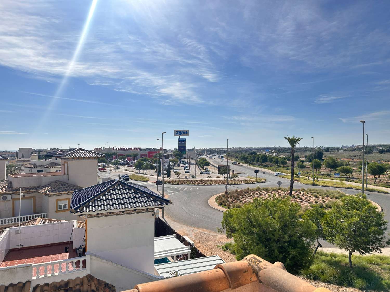 Villa de 4 dormitorios con apartamento independiente y piscina privada, cerca de Zenia Boulevard