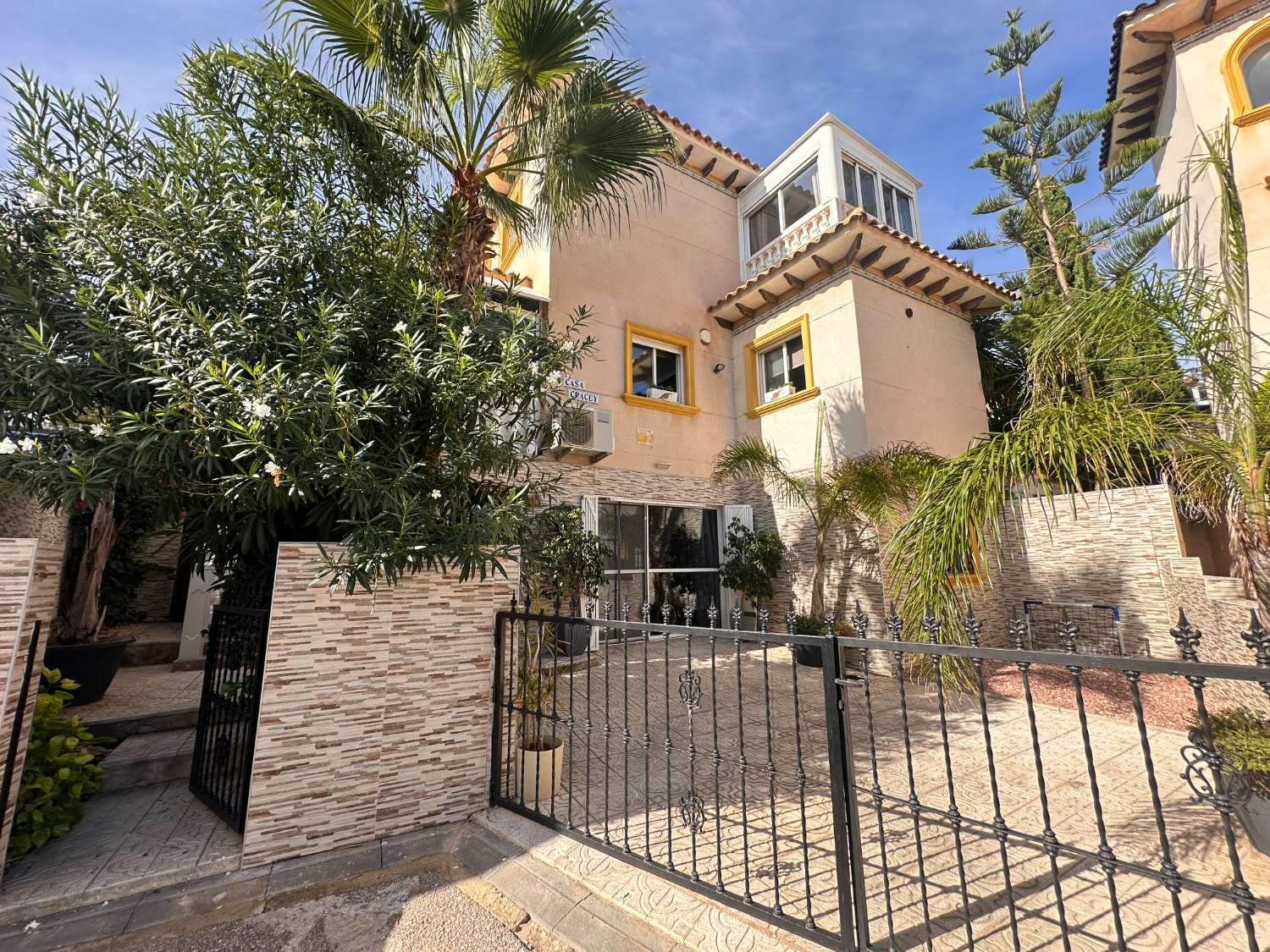 Villa de 4 dormitorios con apartamento independiente y piscina privada, cerca de Zenia Boulevard