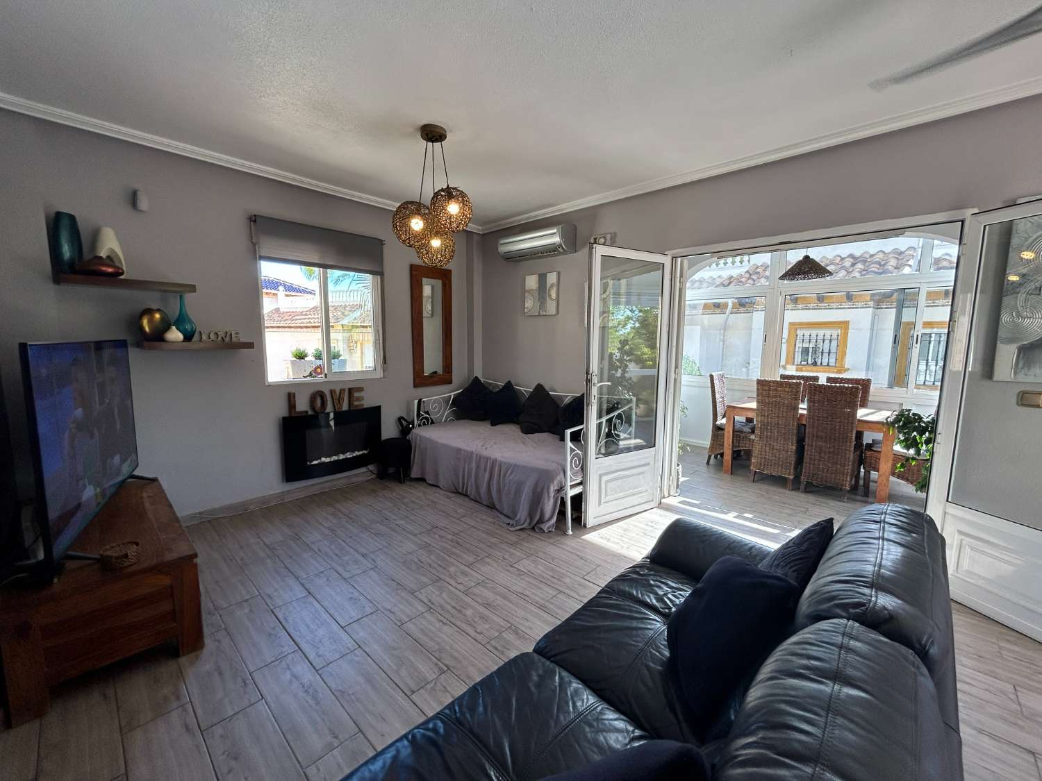 Villa de 4 dormitorios con apartamento independiente y piscina privada, cerca de Zenia Boulevard