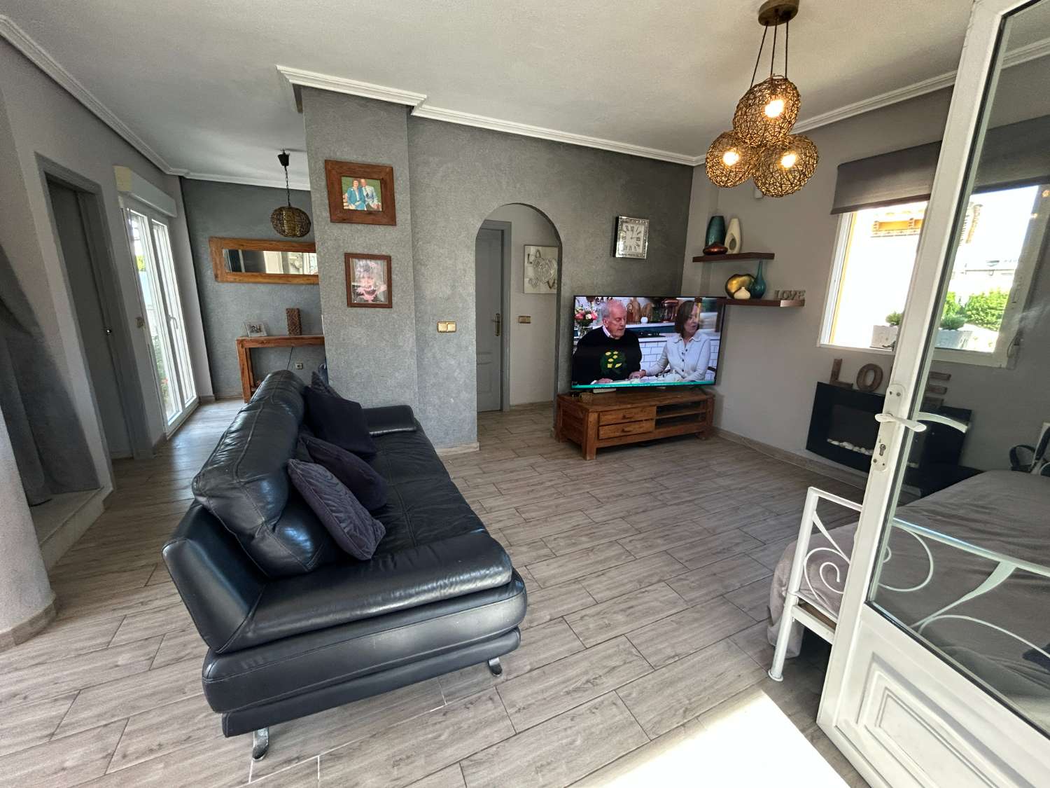 Villa de 4 dormitorios con apartamento independiente y piscina privada, cerca de Zenia Boulevard