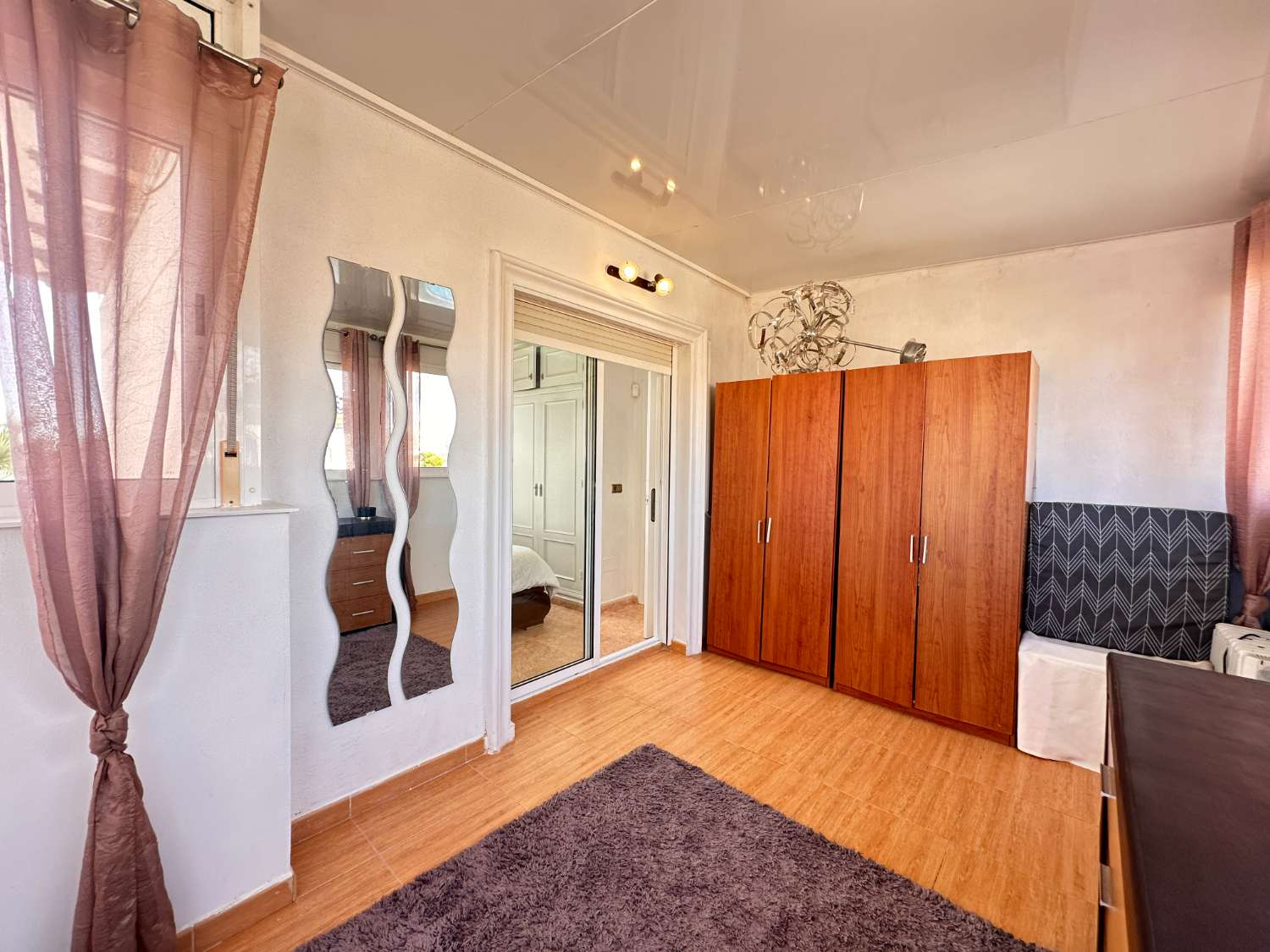 Villa de 4 dormitorios con apartamento independiente y piscina privada, cerca de Zenia Boulevard