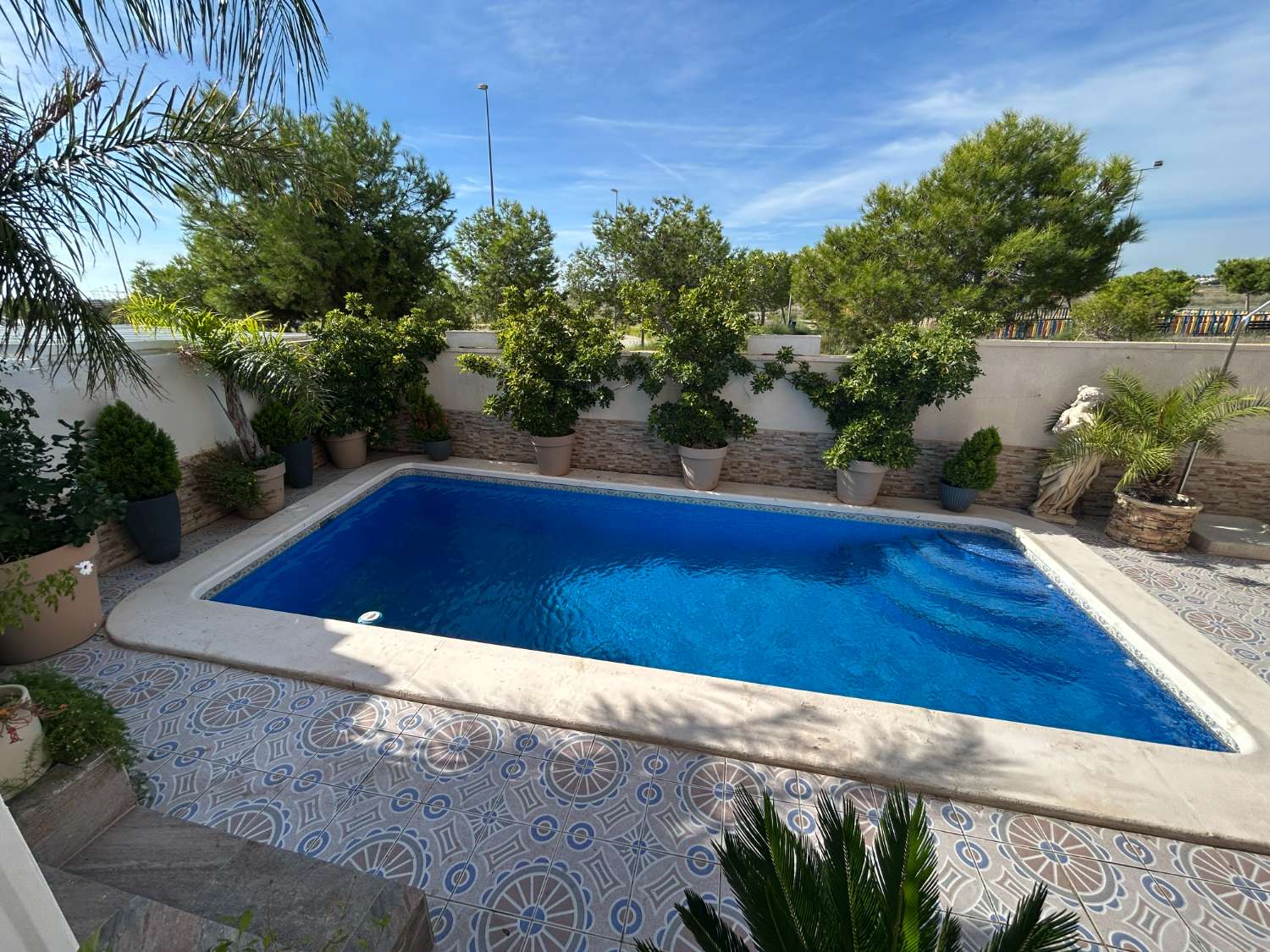 Villa de 4 dormitorios con apartamento independiente y piscina privada, cerca de Zenia Boulevard