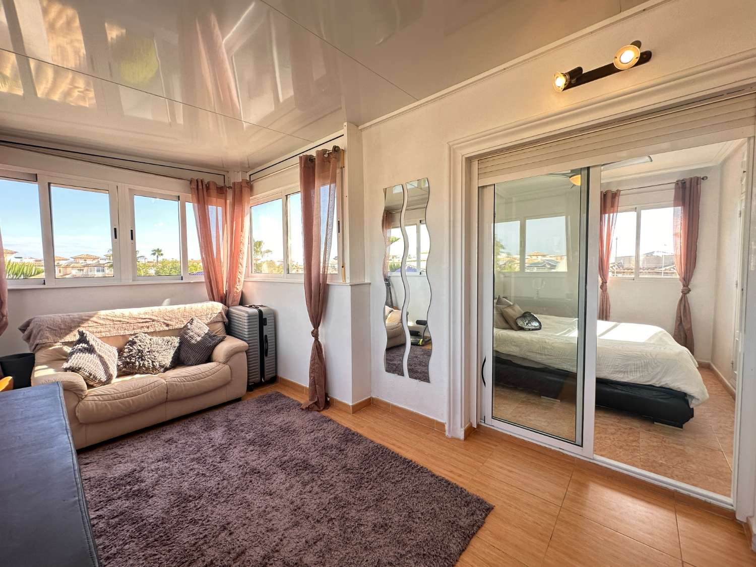 Villa de 4 dormitorios con apartamento independiente y piscina privada, cerca de Zenia Boulevard