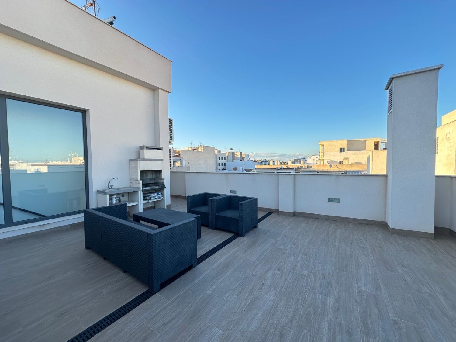 Apartamento de 3 dormitorios y 2 baños con Piscina y Sauna cerca de la playa!