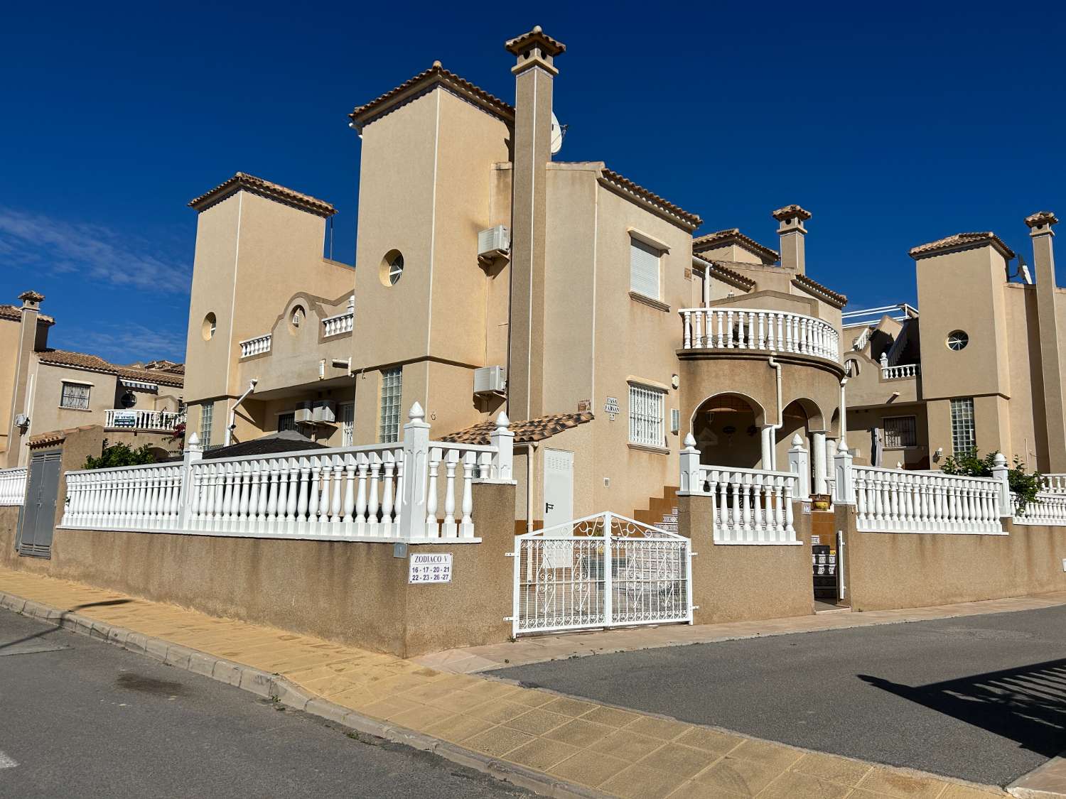 Duplex 3 dormitorios, 2 baños, 1 solario con 1 piscina común