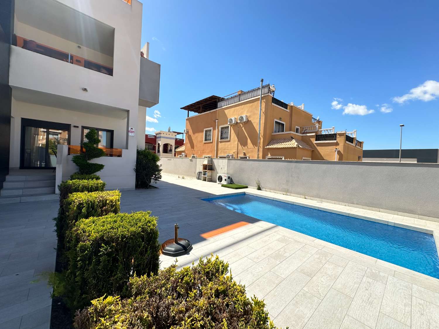 Apartamento moderno de 2 habitaciones y 2 baños con piscina privada