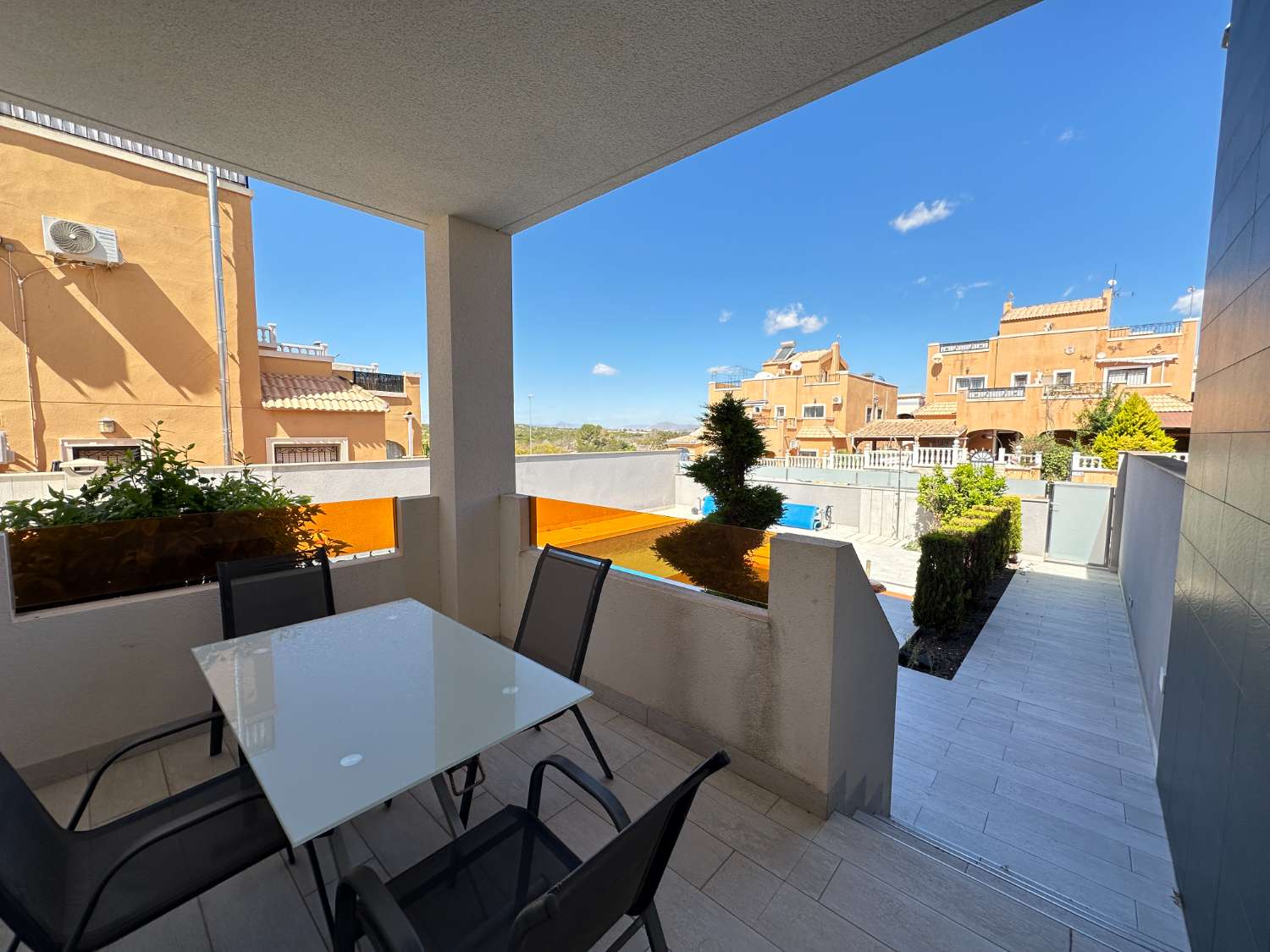 Apartamento moderno de 2 habitaciones y 2 baños con piscina privada