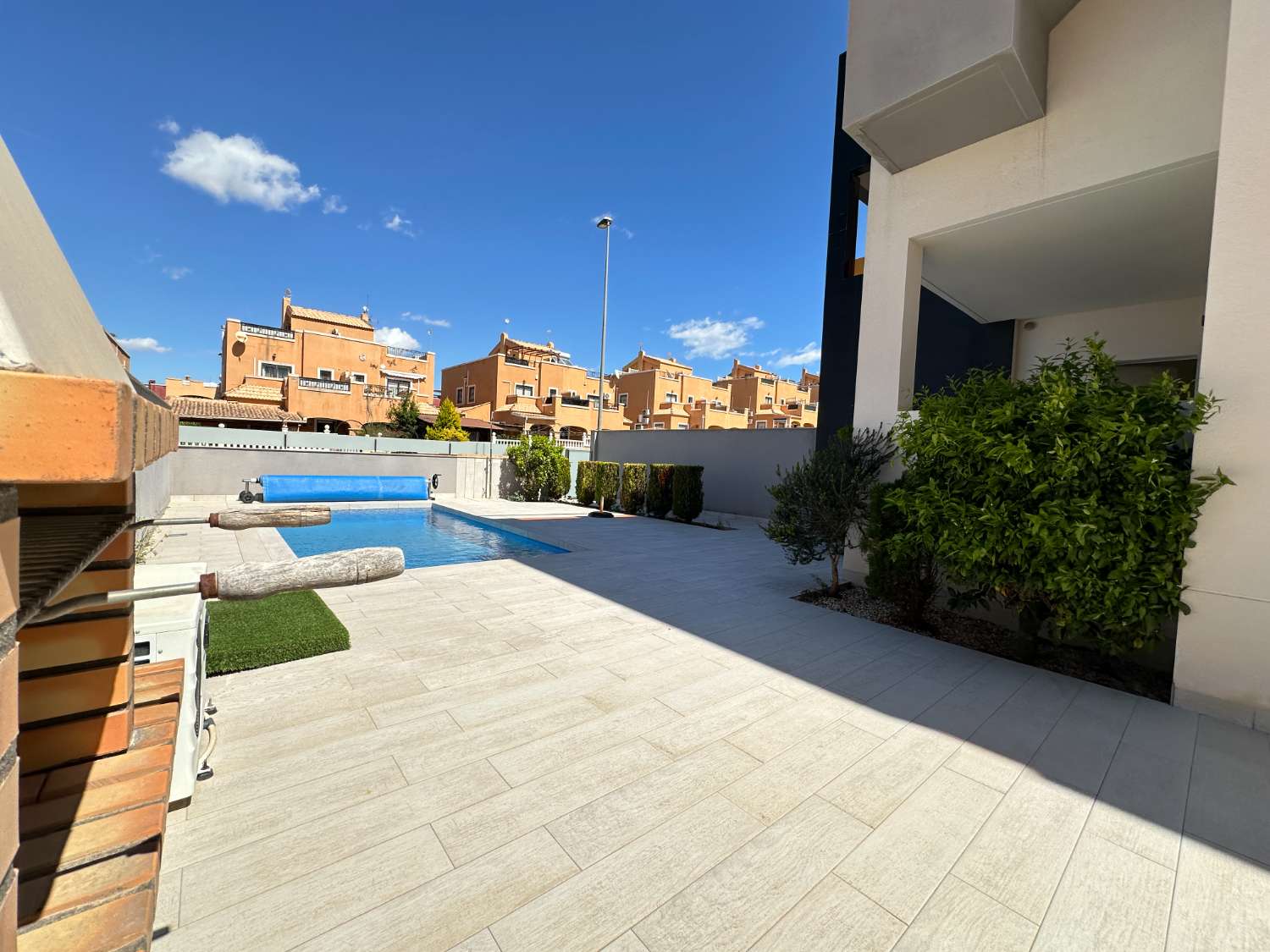 Apartamento moderno de 2 habitaciones y 2 baños con piscina privada
