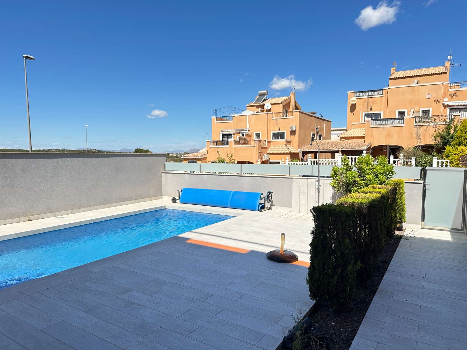 Apartamento moderno de 2 habitaciones y 2 baños con piscina privada