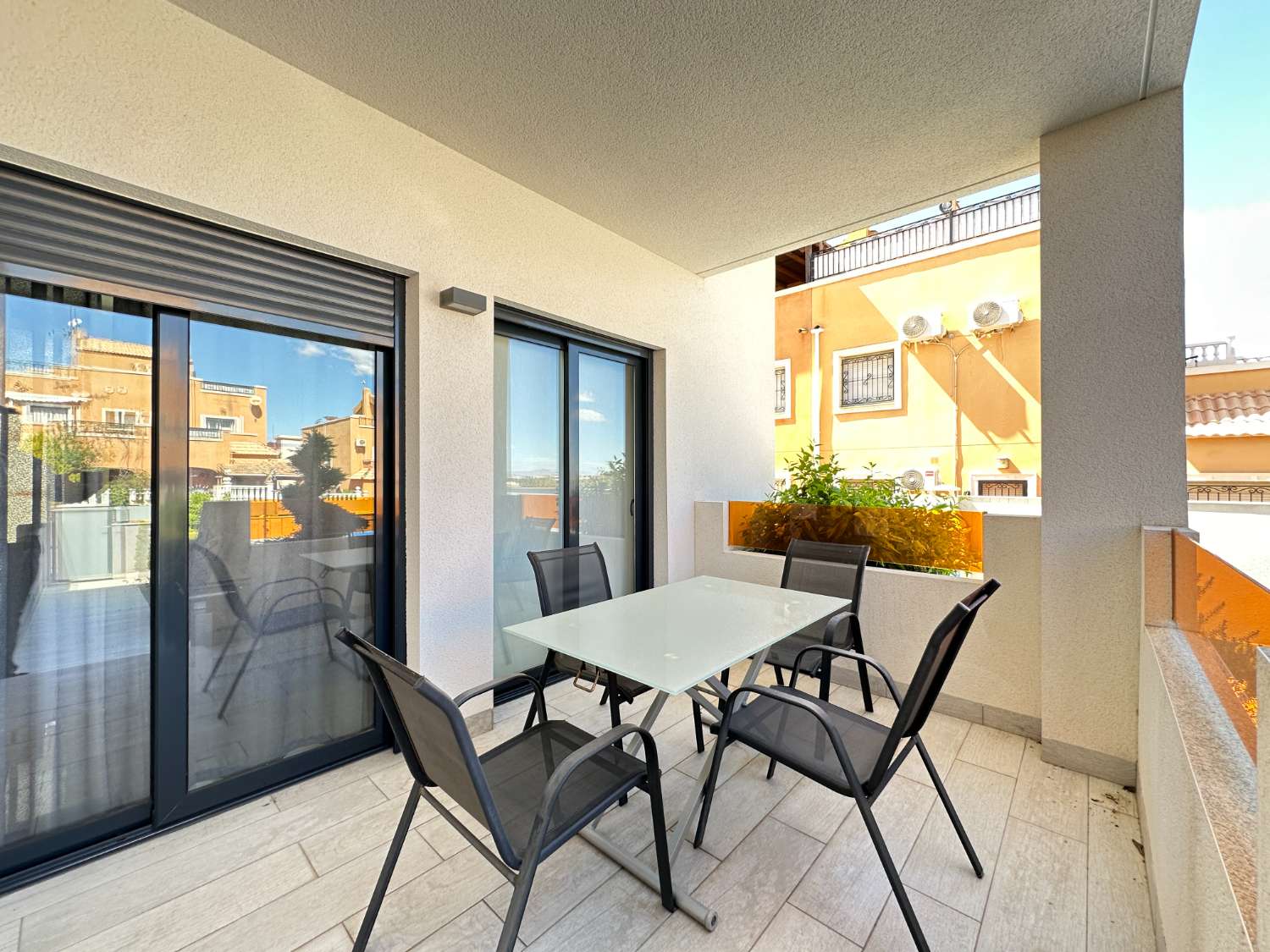 Apartamento moderno de 2 habitaciones y 2 baños con piscina privada