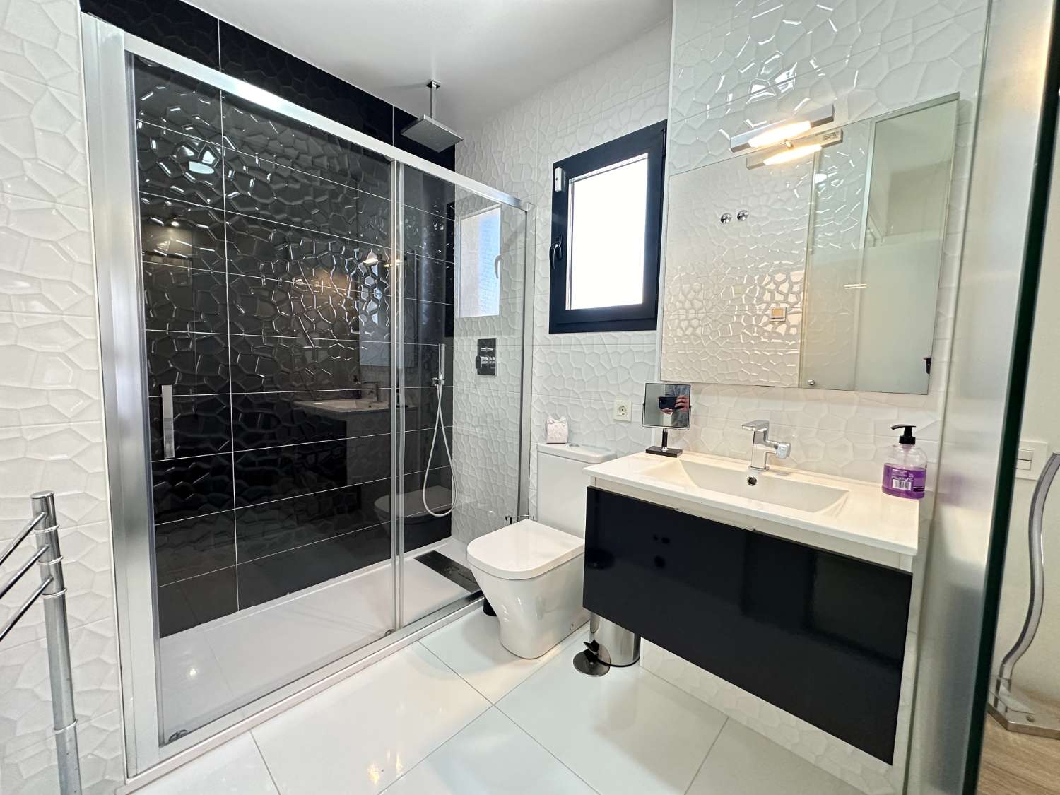 Apartamento moderno de 2 habitaciones y 2 baños con piscina privada