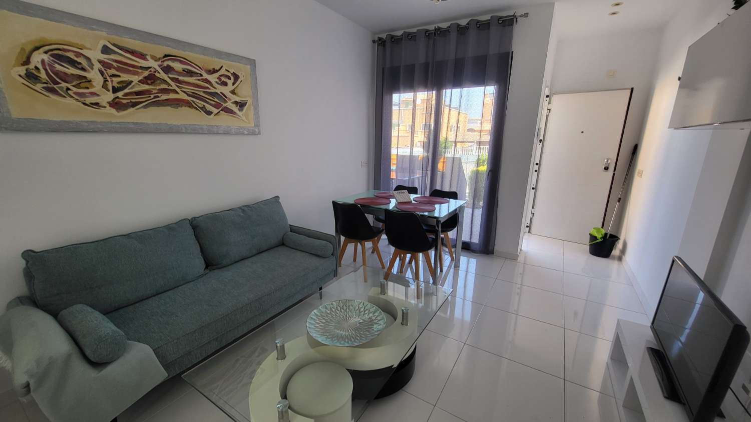 Apartamento moderno de 2 habitaciones y 2 baños con piscina privada