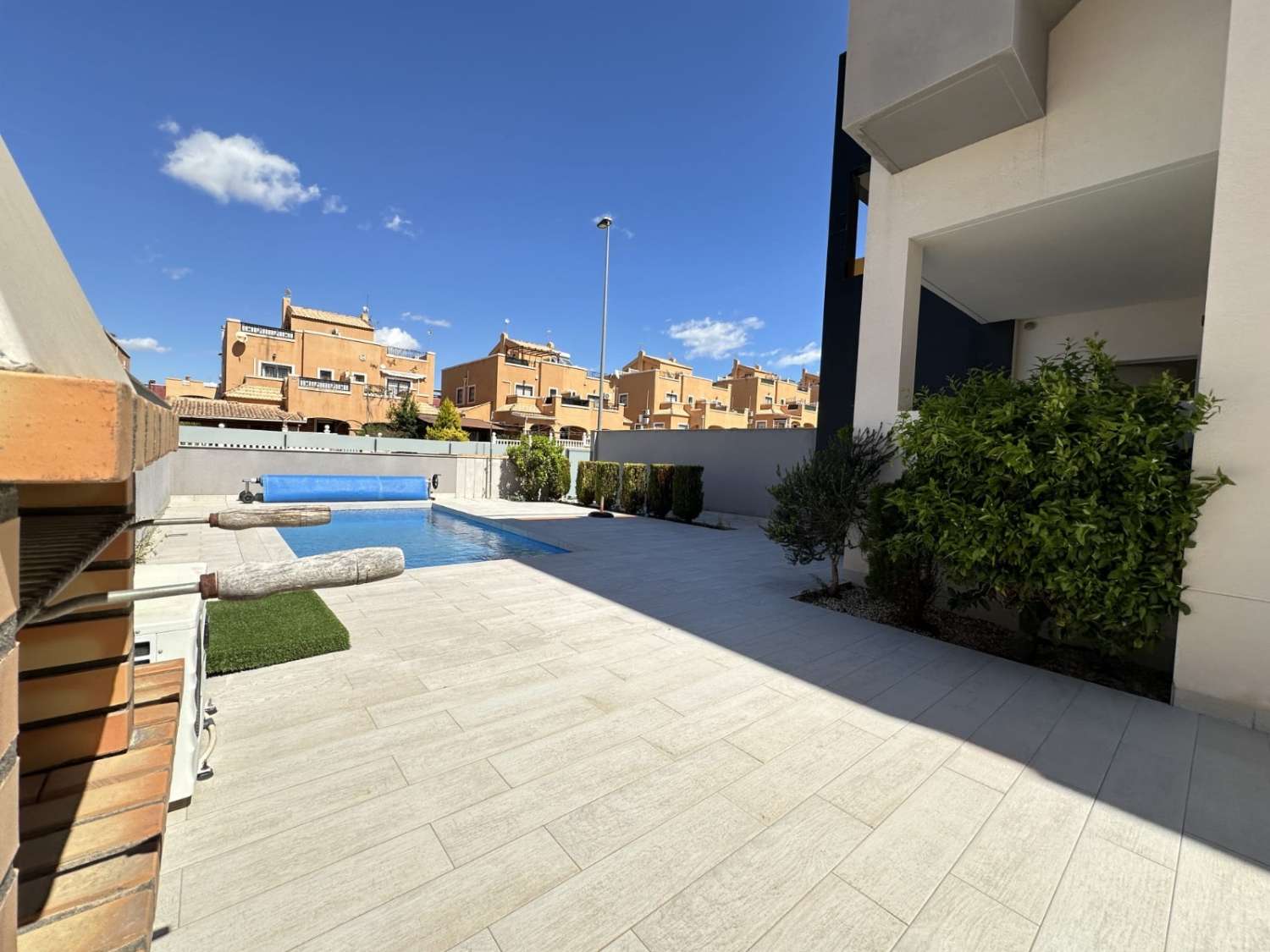 Apartamento moderno de 2 habitaciones y 2 baños con piscina privada